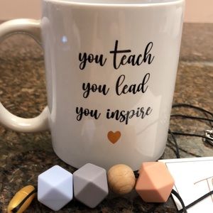 Teacher’s mug, lanyard & thank you card! Great gift for your fave teacher!!!